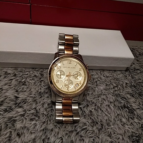 Cant find it. Auuthentic Michael Kors watch MK 5137. main image 4